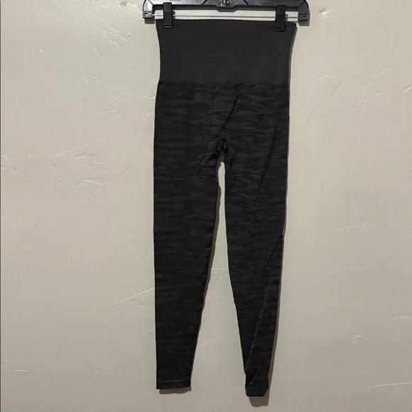 Assets By Spanx Black and Gray Camouflage Leggings Medium - Picture 6 of 10